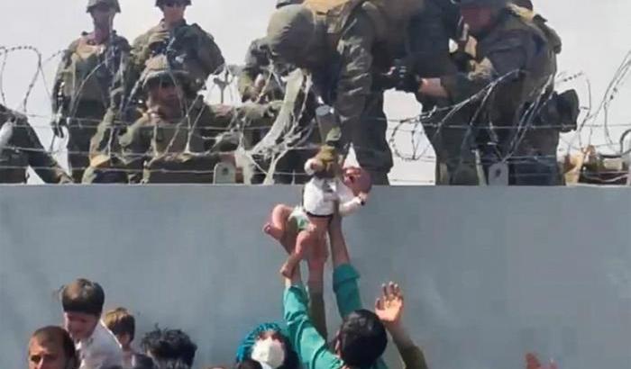 0005C367-caos-all-aeroporto-di-kabul Caos all'aeroporto di Kabul