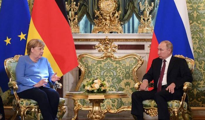0005C382-merkel-e-putin Merkel e Putin