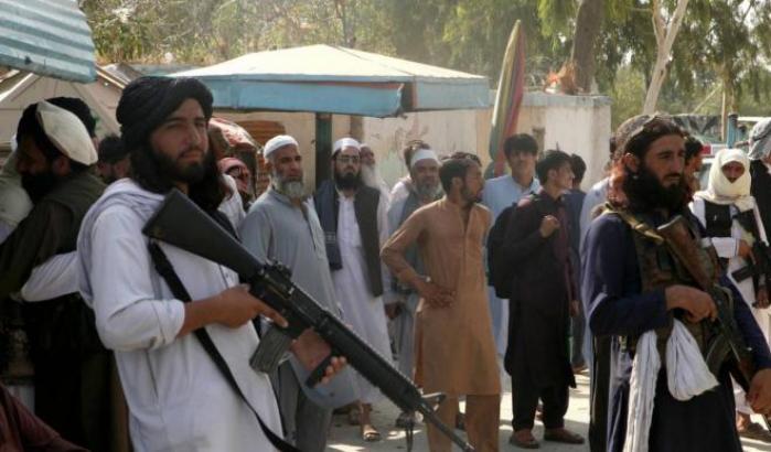 Talebani, altro passo verso l'oscurantismo: vietato tagliare la barba perché contro la legge islamica