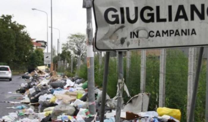 Puzza nauseabonda di spazzatura invade un paesino nel Napoletano: la protesta dei cittadini