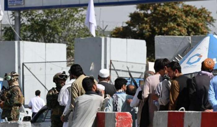 Folla all'aeroporto di Kabul dopo l'arrivo dei talebani
