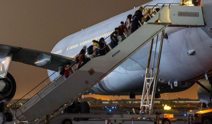 Il via libera dei talebani: partiti altri duecento stranieri da Kabul