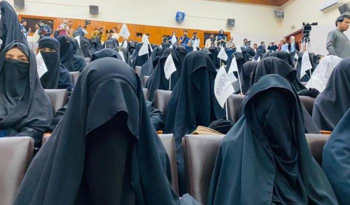 300 donne a Kabul manifestano in favore degli integralisti