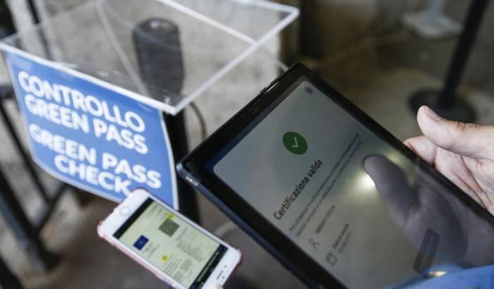 Il governo lavora per l'estensione del Green pass: "colpiti" dipendenti pubblici, ma non solo...