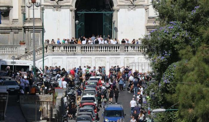 Migliaia di persone al funerale di Samuele: "Nessun dolore paragonabile a quello di chi perde un figlio"