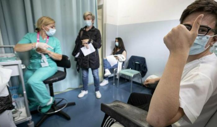L'Iss: "Da agosto una forte diminuzione dell'incidenza dei contagi nella fascia 12-19 anni"