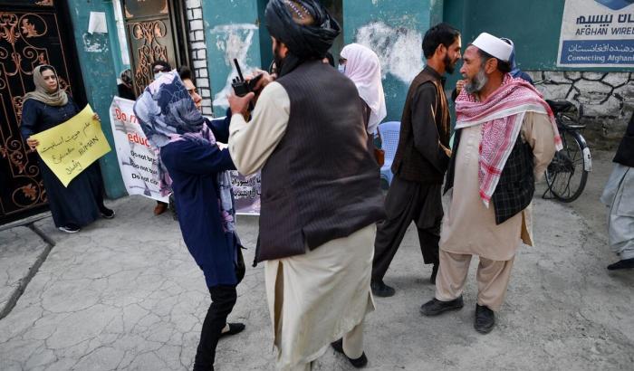 0005CB40-protesta-di-un-gruppo-di-donne-a-kabul-con-i-divieti-imposti-dai-talebani Protesta di un gruppo di donne a Kabul con i divieti imposti dai Talebani