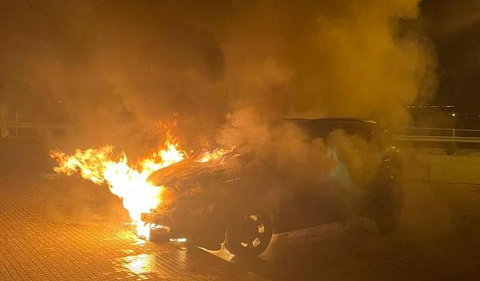 0005CBA6-auto-incendiata-a-monteparano-taranto Auto incendiata a Monteparano, Taranto