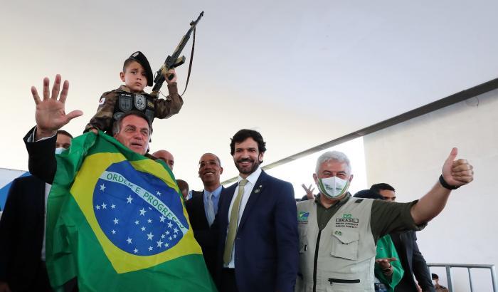 0005CC16-bolsonaro-pubblicizza-le-armi-con-un-bambino Bolsonaro pubblicizza le armi con un bambino