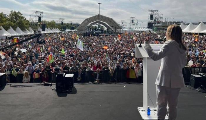 Meloni non condanna i fascisti e vola in Spagna con i nostalgici del dittatore Franco