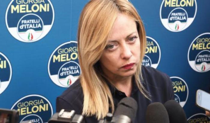 Giorgia Meloni travolta sui social: "Prendi le distanze dal fascismo, il resto è solo bla bla bla"