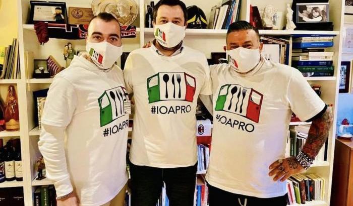 Salvini con quelli di #IoApro un cui esponente ha partecipato all'assalto alla Cgil