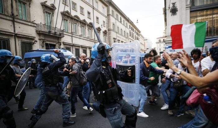 Ondata di arresti dopo l'assalto alla Cgil: si cerca la verità nelle immagini della Polizia