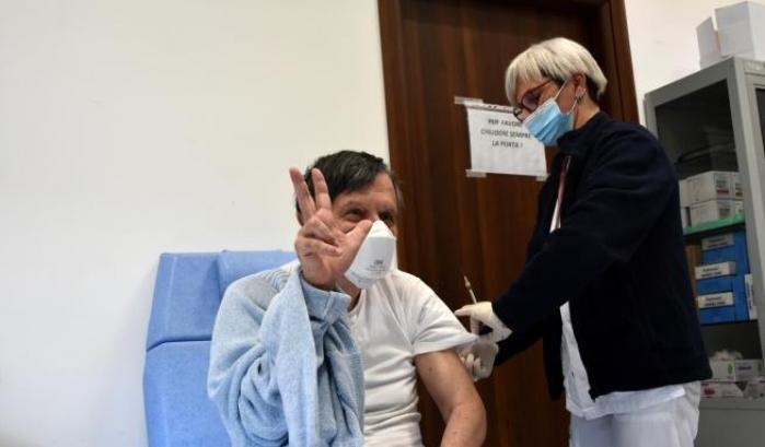 Il premio Nobel Parisi riceve la terza dose: "La paura di vaccinarsi è irrazionale"
