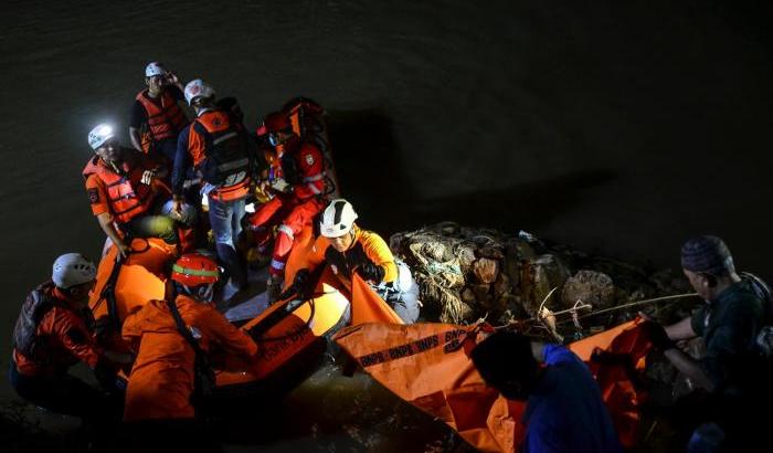 In Indonesia undici bambini morti annegati durante una gita scolastica