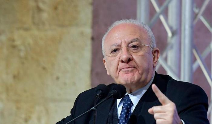 De Luca si scaglia contro Meloni: "Maestrina saputella che racconta stupidaggini"