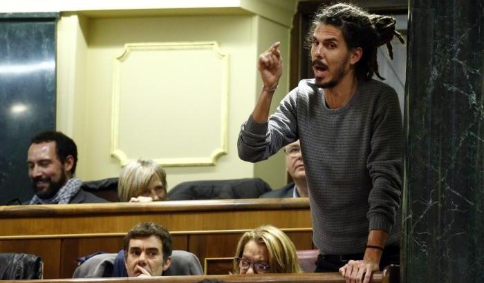 Diede un calcio a un poliziotto nel 2014: un deputato di Podemos dovrà lasciare il seggio dopo le condanna