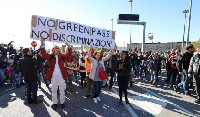 0005CFBB-manifestanti-no-green-pass-a-trieste Manifestanti no green pass a Trieste