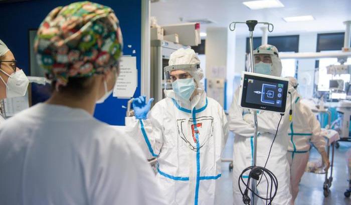 Covid, altri 352 decessi e balzo dei ricoveri: invariate le terapie intensive