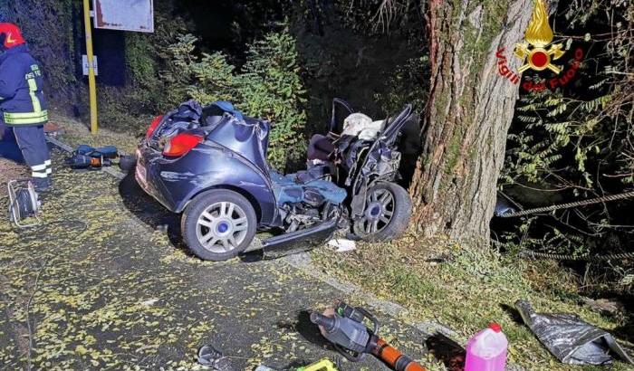 Incidente mortale a Rovigo: l'auto finisce contro un platano, muoiono 3 ragazzi e uno rimane ferito