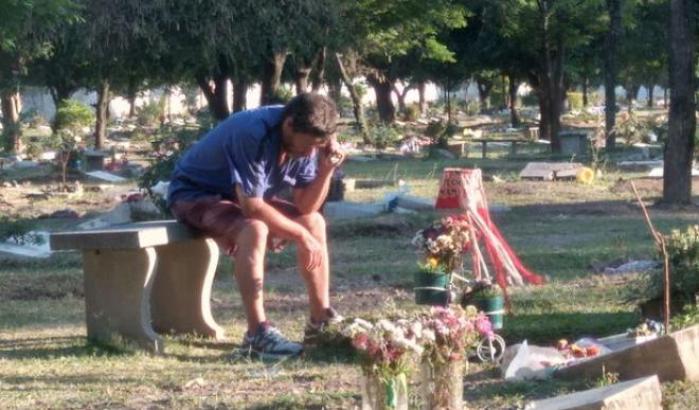 Foto del padre di Nahuel 'Dibujos' Pérez, che ascolta una partita di calcio sulla sua tomba in Argentina