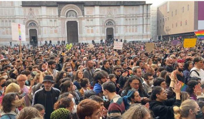 A Bologna in migliaia in piazza contro l'affossamento del ddl Zan