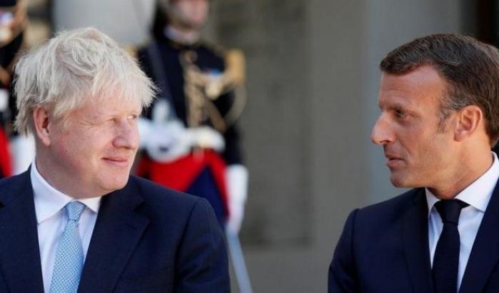 Macron accusa Johnson: "Fare retromarcia sugli accordi della Brexit non è segno di credibilità"