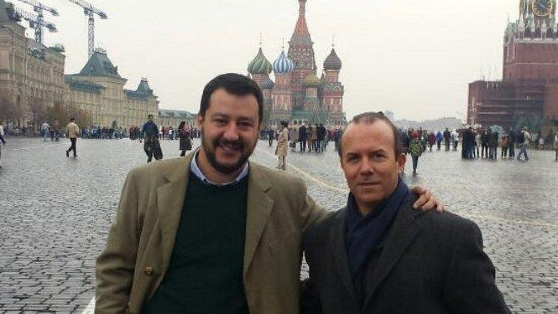 Matteo Salvini (a sinistra) e Gianluca Savoini a Mosca (foto tratta dal sito Lombardiarussia.org) Senato senza coraggio: la mozione contro Forza Nuova diventa una 'mozioncina'