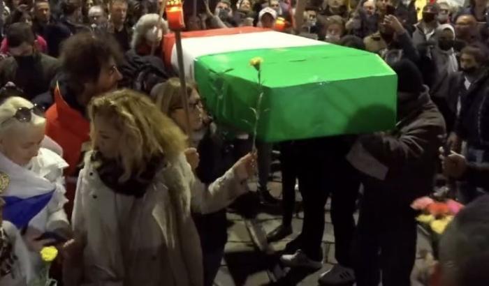 I Green Pass celebrano il 'funerale della libertà', Rosato: "Spettacolo indegno, vergognatevi"