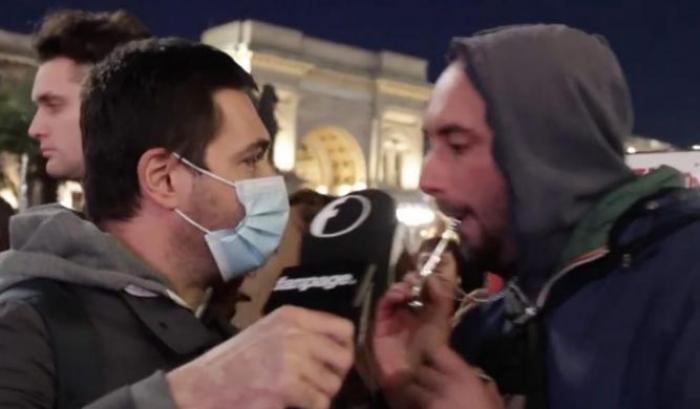 No Green pass idioti e violenti: calci e botte ai giornalisti di Fanpage