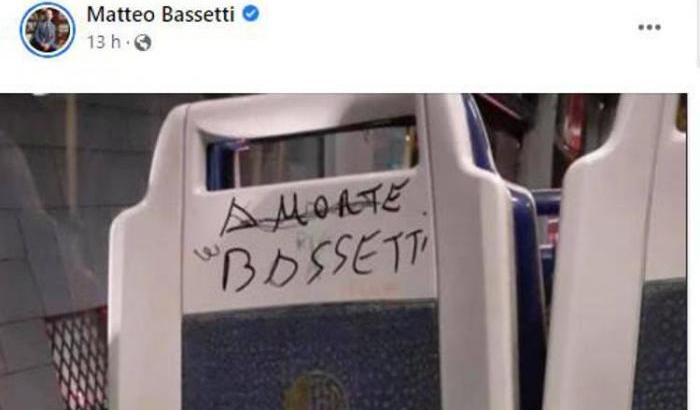 Le minacce a Matteo Bassetti scritte su un autobus