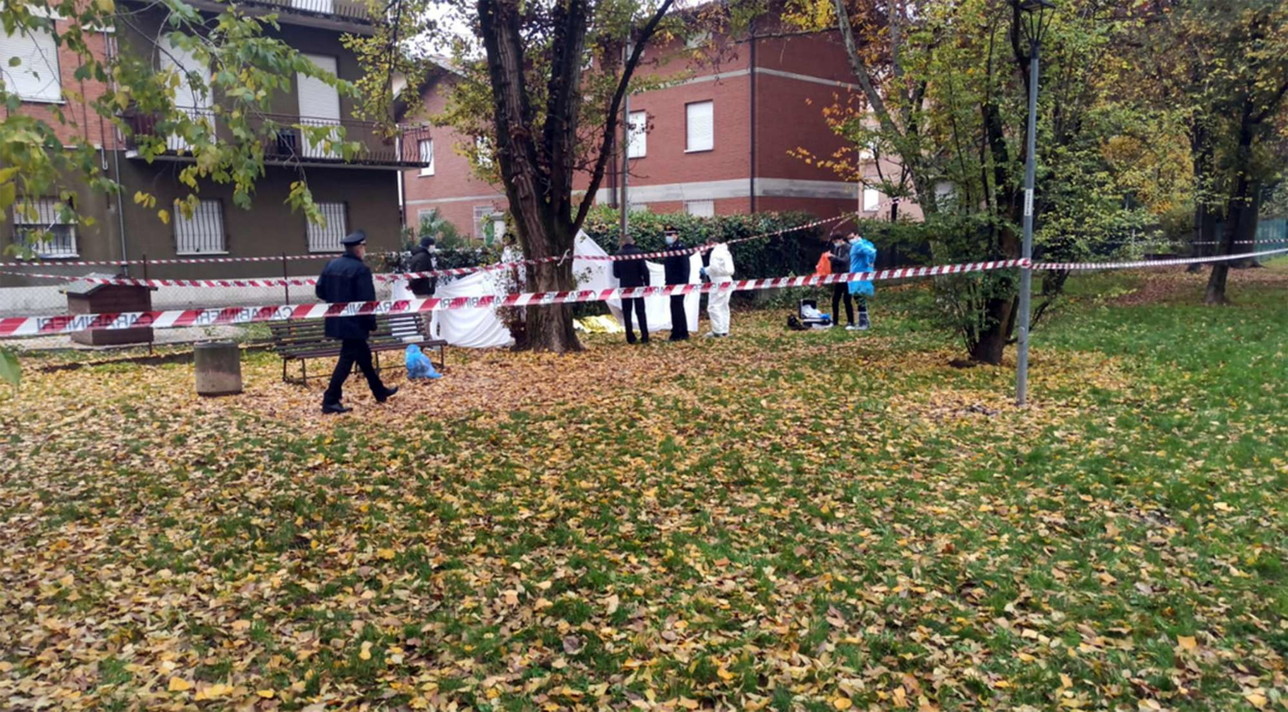 Orrore a Reggio Emilia. Giovane donna trovata morta in un parco: la Procura indaga per omicidio