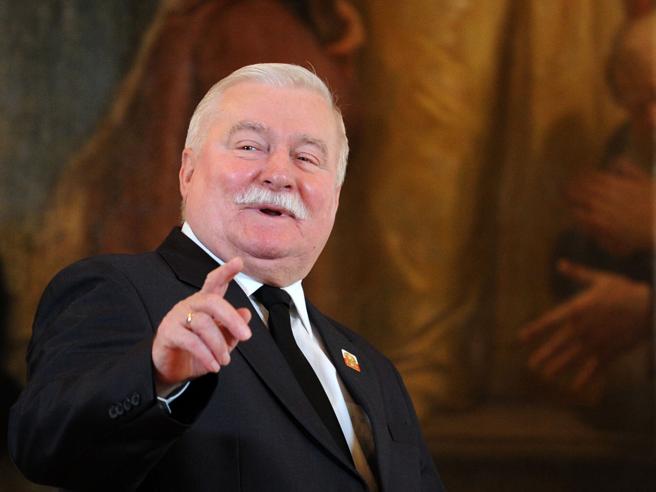 Lech Walesa accusa il governo polacco: "Stanno distruggendo libertà e diritti civili"