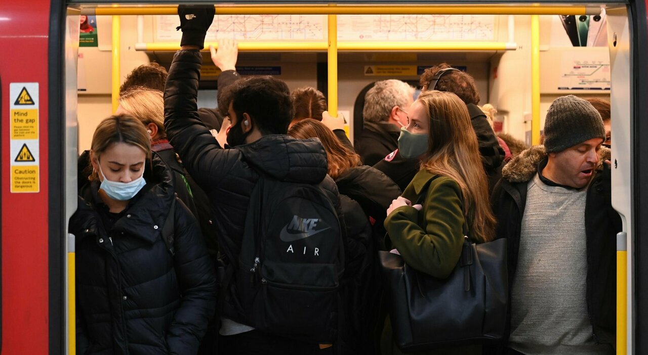 Ci sono tre positivi sospettati di essere legati al primo caso di variante Omicron in Italia