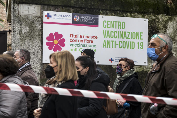 Italy COVID-19 vaccine Covid, più di 12.000 i contagiati e 47 morti. Superati i 5 milioni di casi da inizio pandemia
