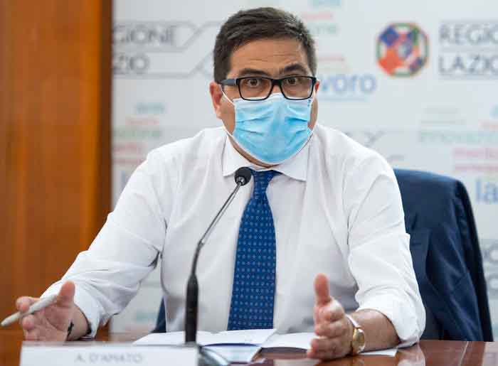 L'assessore alla Salute del Lazio: "Obbligo di mascherine all'aperto per un Natale sereno"