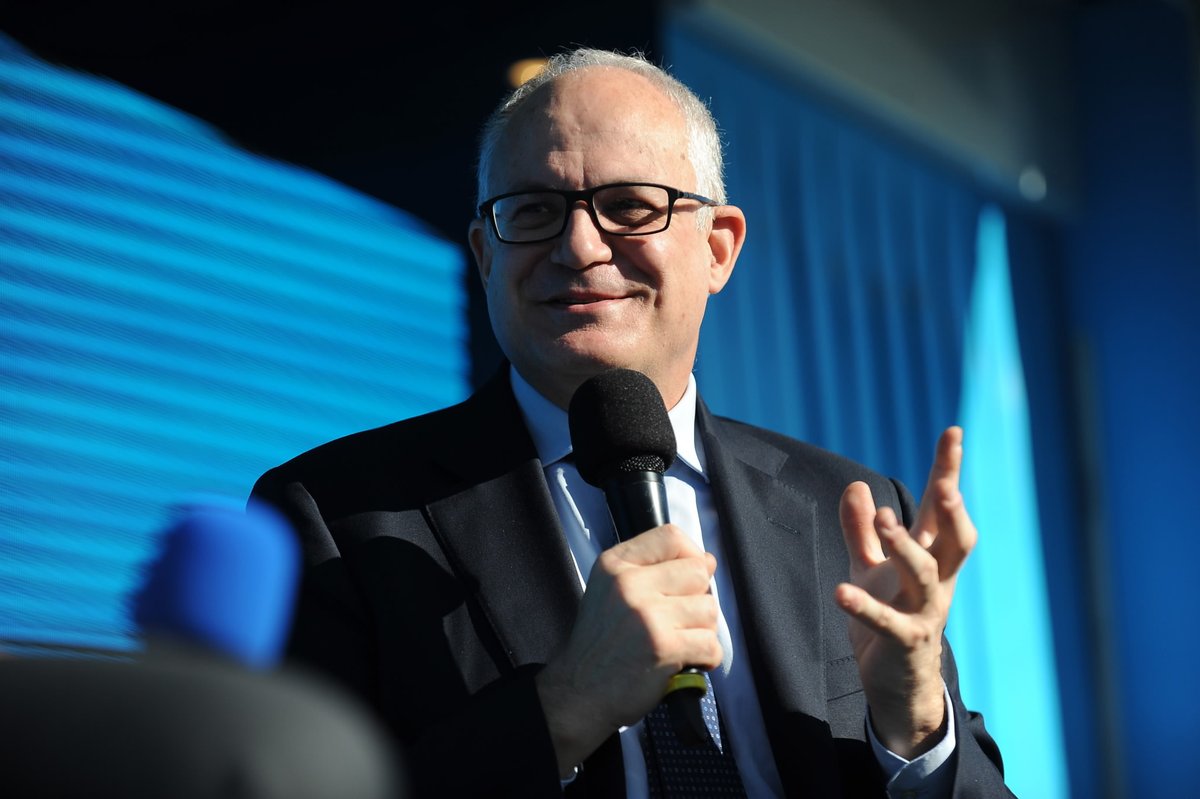 Pd, Bonaccini o Schlein? Gualtieri cita Marx per dire che lui..." Pd, Bonaccini o Schlein? Gualtieri cita Marx per dire che lui..."
