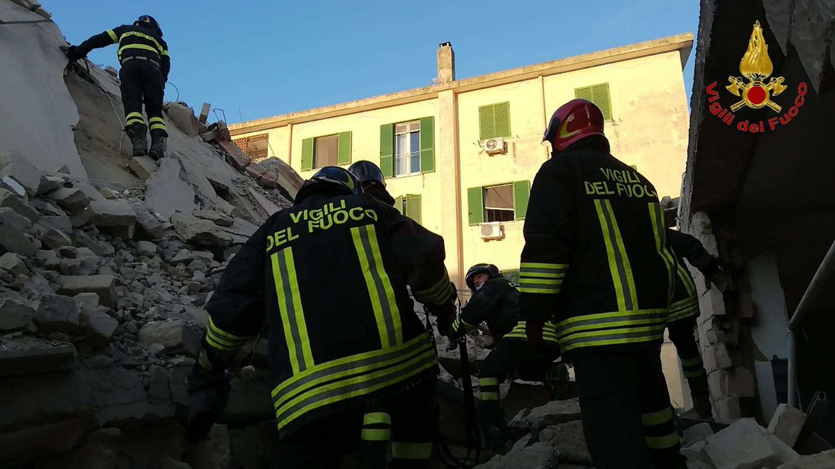 Crollo di una villetta a Caserta: due anziani sono rimasti sotto le macerie