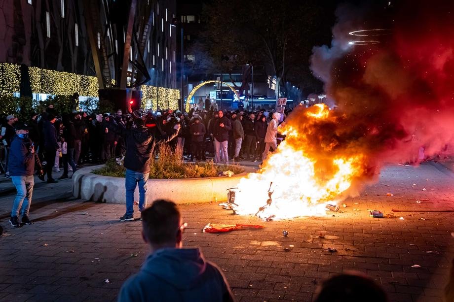 Il sindaco di Rotterdam infuriato per le proteste anti-lockdown: "Un'orgia di violenza"