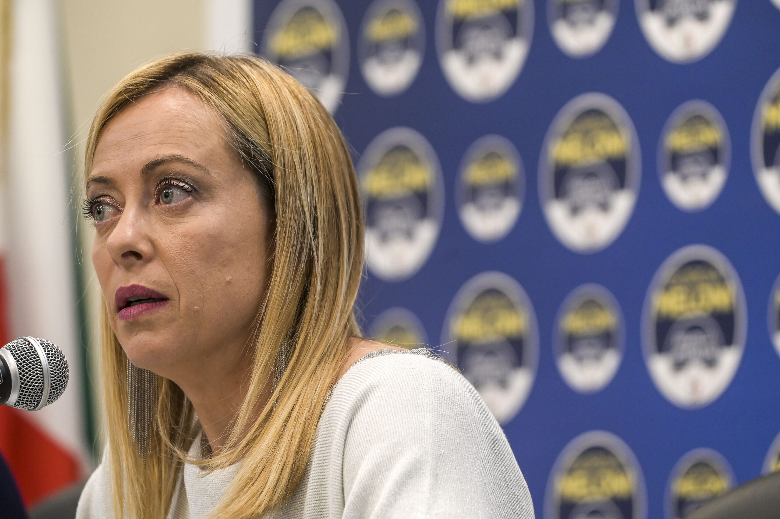 Meloni insiste con l'antiscienza: "Non faccio vaccinare mia figlia, è più rischioso del Covid"