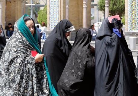 La scure talebana: stop alle attrici delle soap opera e giornaliste solo con l'hijab