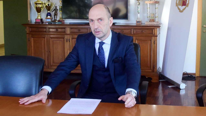 Tragedia a Biella: il questore Gianni Triolo si toglie la vita nel suo ufficio" Tragedia a Biella: il questore Gianni Triolo si toglie la vita nel suo ufficio"