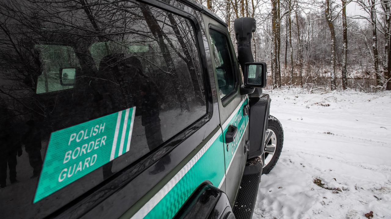 La strage continua: un altro migrante morto di gelo e stenti al confine della Polonia La strage continua: un altro migrante morto di gelo e stenti al confine della Polonia