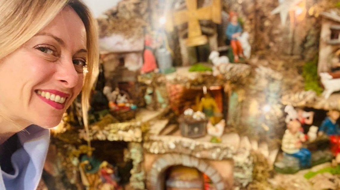 Il Natale della 'cristiana' Giorgia Meloni: attacchi quotidiani ai migranti mentre difende il presepe...