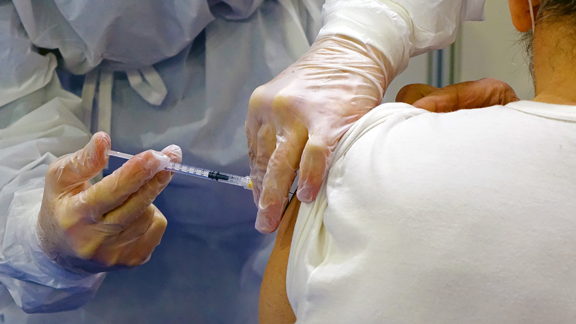 Faceva finta di vaccinare i no-vax: arrestato un medico in Toscana Faceva finta di vaccinare i no-vax: arrestato un medico in Toscana