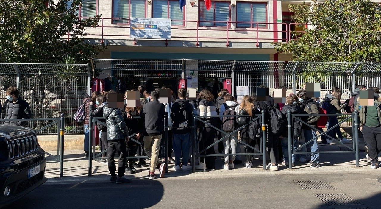 Prende un brutto voto a scuola e si lancia dalla finestra: morto 14enne a Ruvo di Puglia Prende un brutto voto a scuola e si lancia dalla finestra: morto 14enne a Ruvo di Puglia