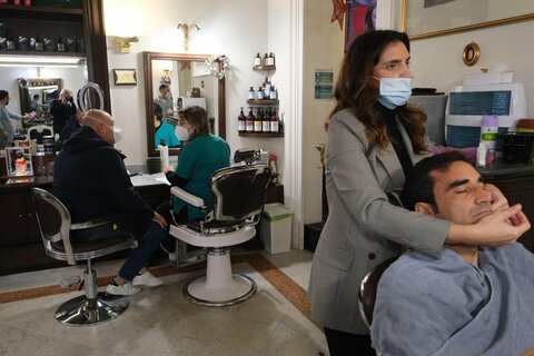 6359387_02154330_Vaccini_a_Palermo A Palermo ci si vaccina dal barbiere: così è stato convinto anche un no-vax a fare la prima dose