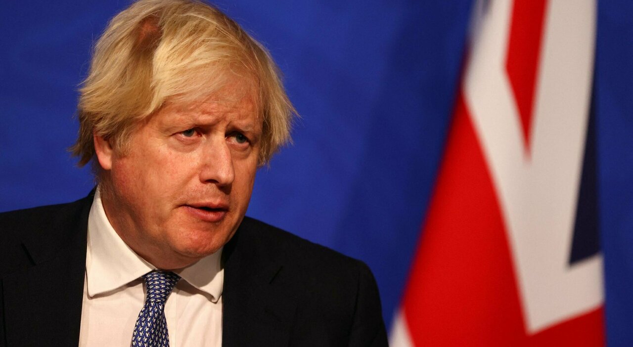 Boris Johnson lancia l'allarme: "Siamo nuovamente in emergenza nazionale, fate la terza dose" Boris Johnson lancia l'allarme: "Siamo nuovamente in emergenza nazionale, fate la terza dose"