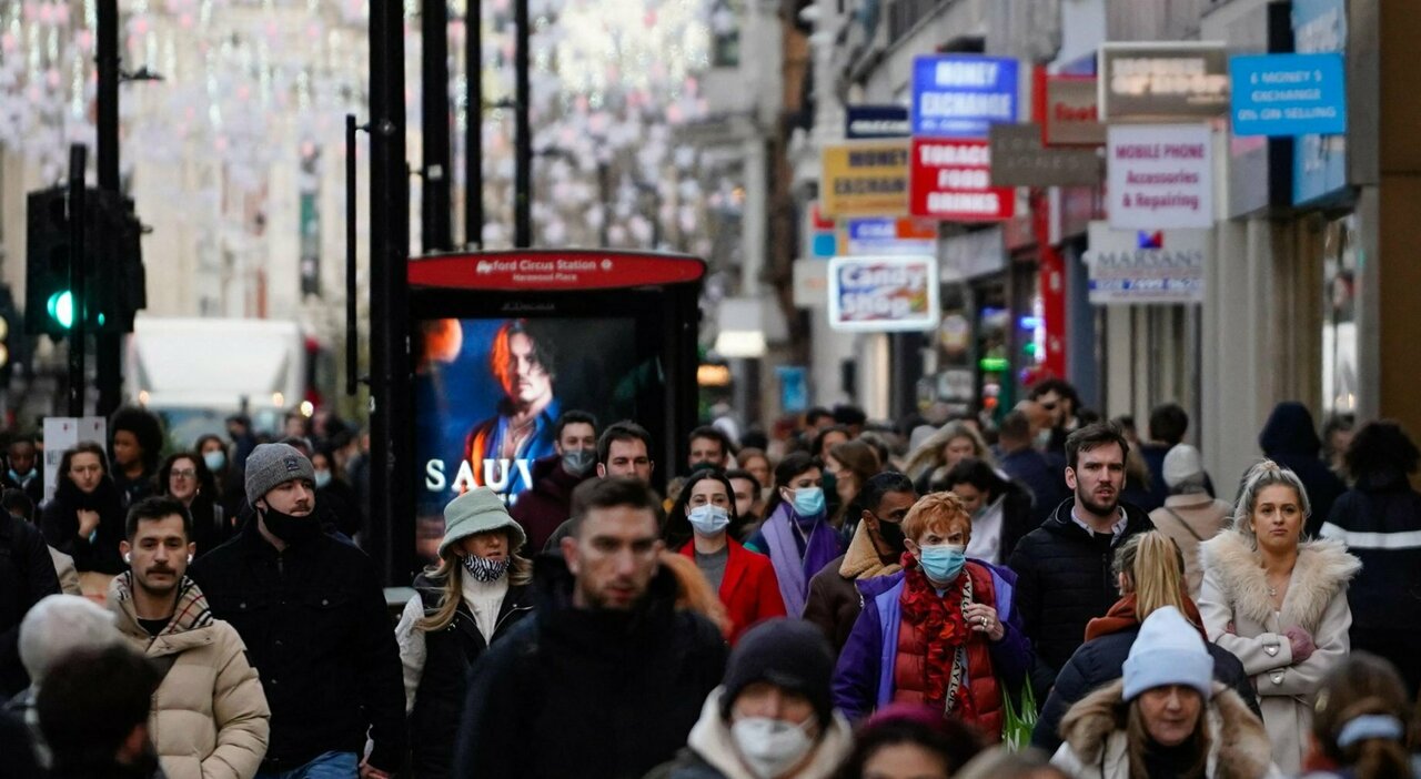 I dati della Gran Bretagna: 129 persone sono state ricoverate a causa di Omicron e i morti sono 14