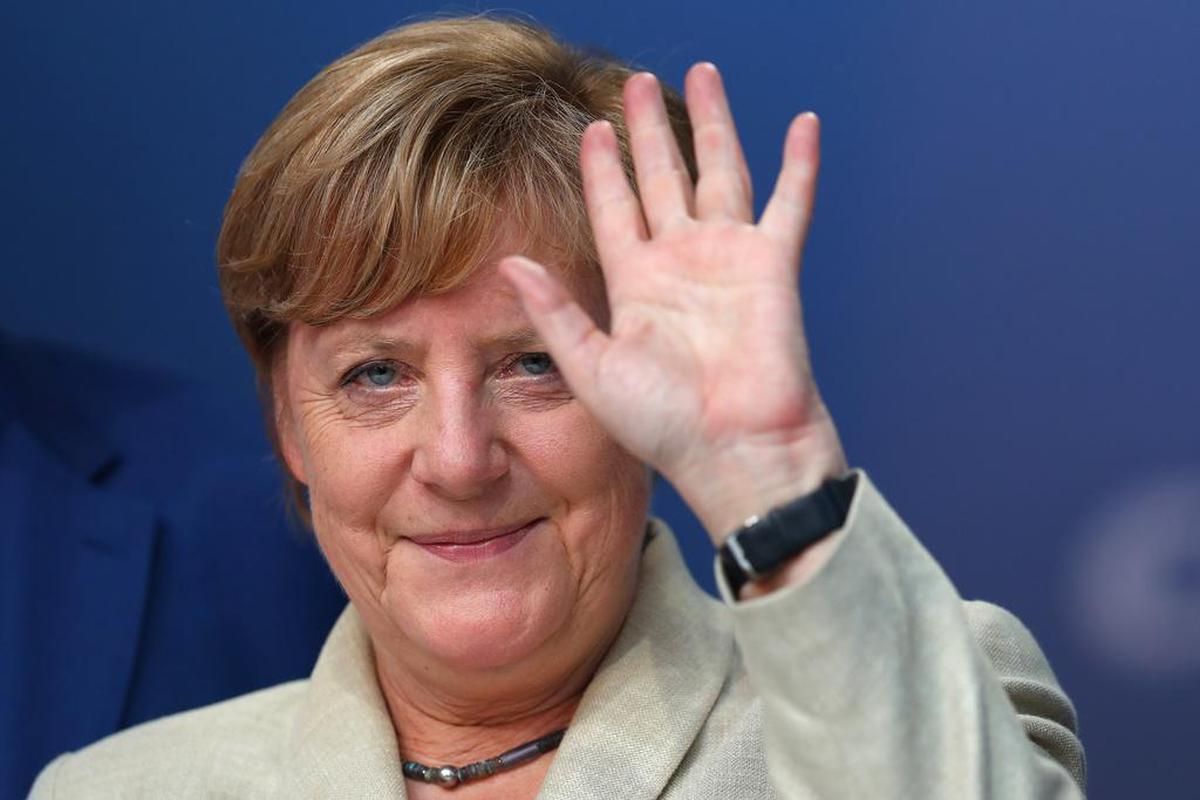 Angela Merkel sceglie una canzone di Nina Hagen per il saluto ai militari alla cerimonia di fine mandato Angela Merkel sceglie una canzone di Nina Hagen per il saluto ai militari alla cerimonia di fine mandato
